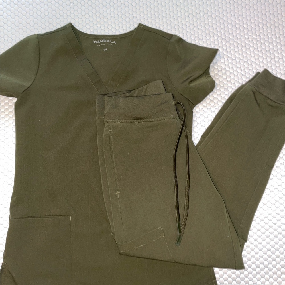 Mandala scrub set top XXS bottom XS